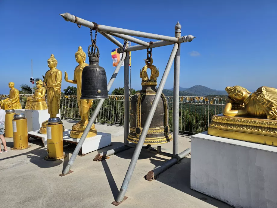 Estatuillas de oro alrededor del Gran Buda