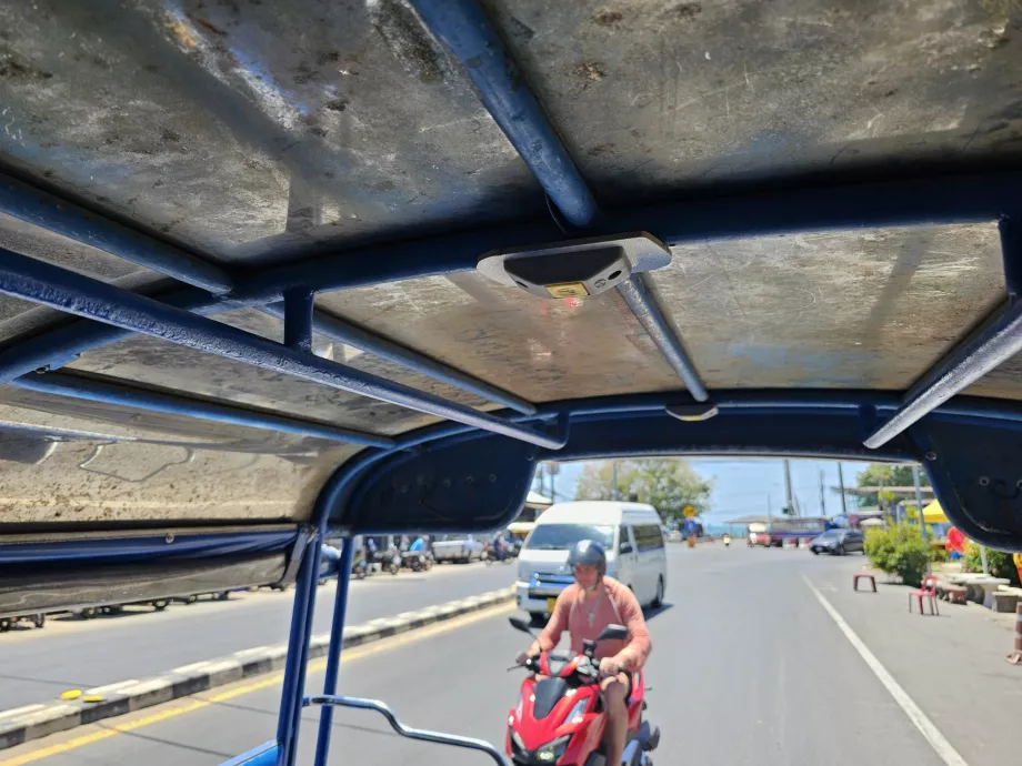 Ubicación de los botones de parada bajo el techo