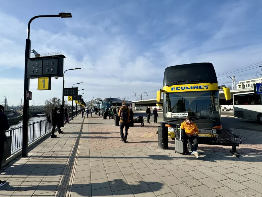 Paradas de autobús en la estación de Riga