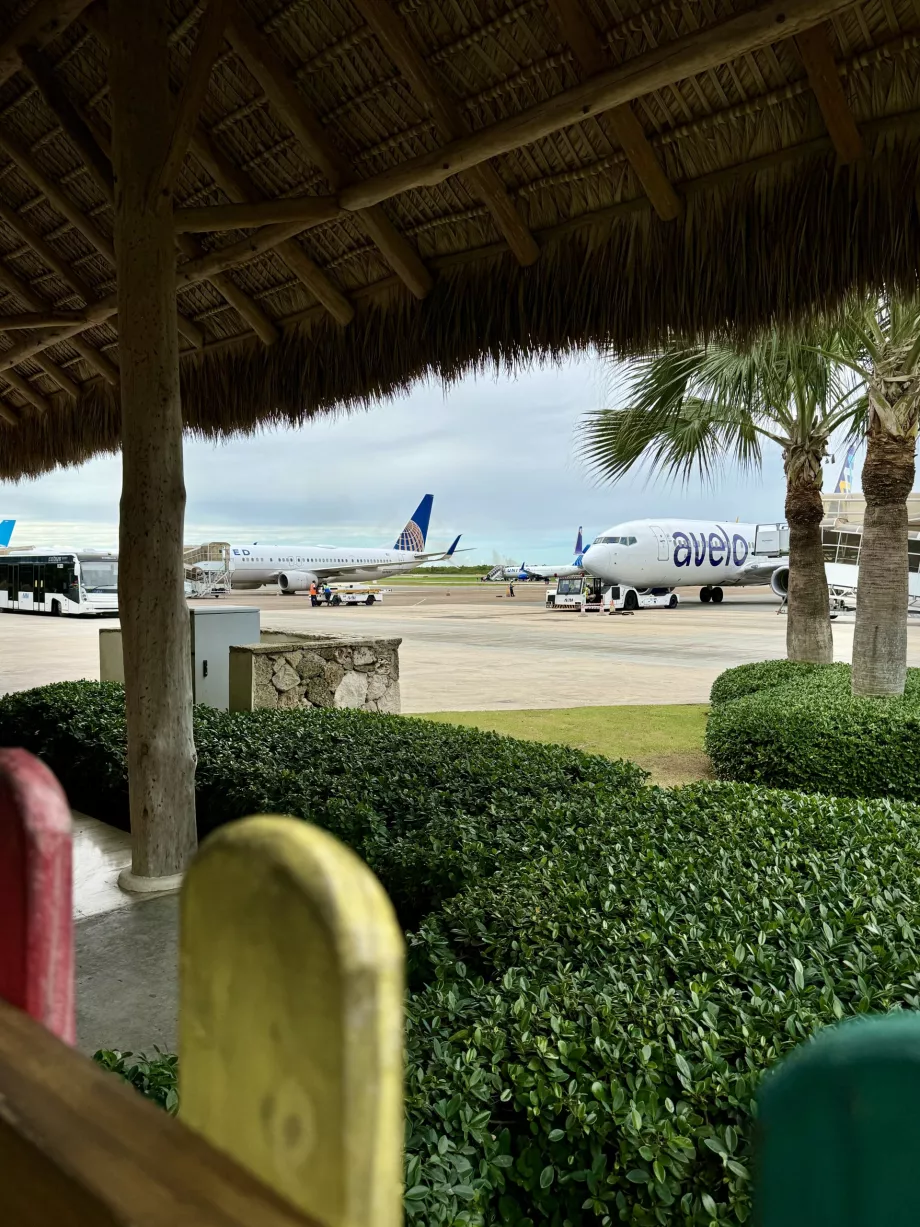 Vista de la zona del aeropuerto desde el parque infantil