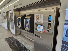 Máquinas expendedoras de billetes - a la derecha billetes clásicos, 2 máquinas a la izquierda para Rejsekort