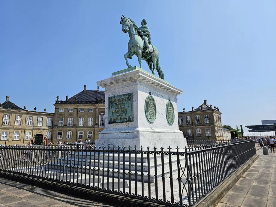 Estatua ecuestre del rey Frederik V.