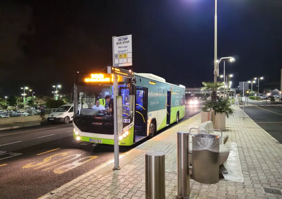 Parada de autobús en el aeropuerto de Malta