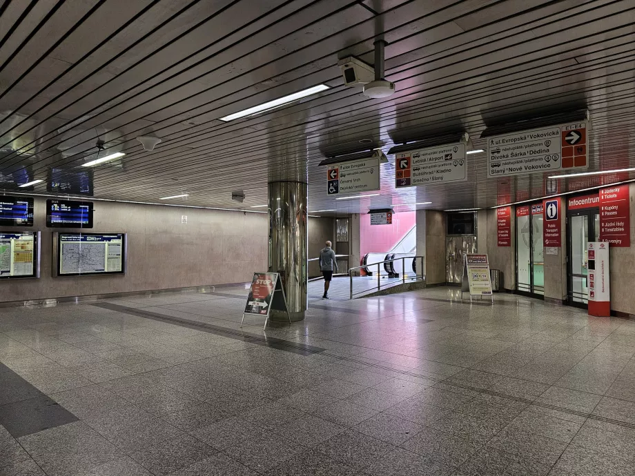 Salida a la parada de trolebús de la estación de metro de Nádraží Veleslavín