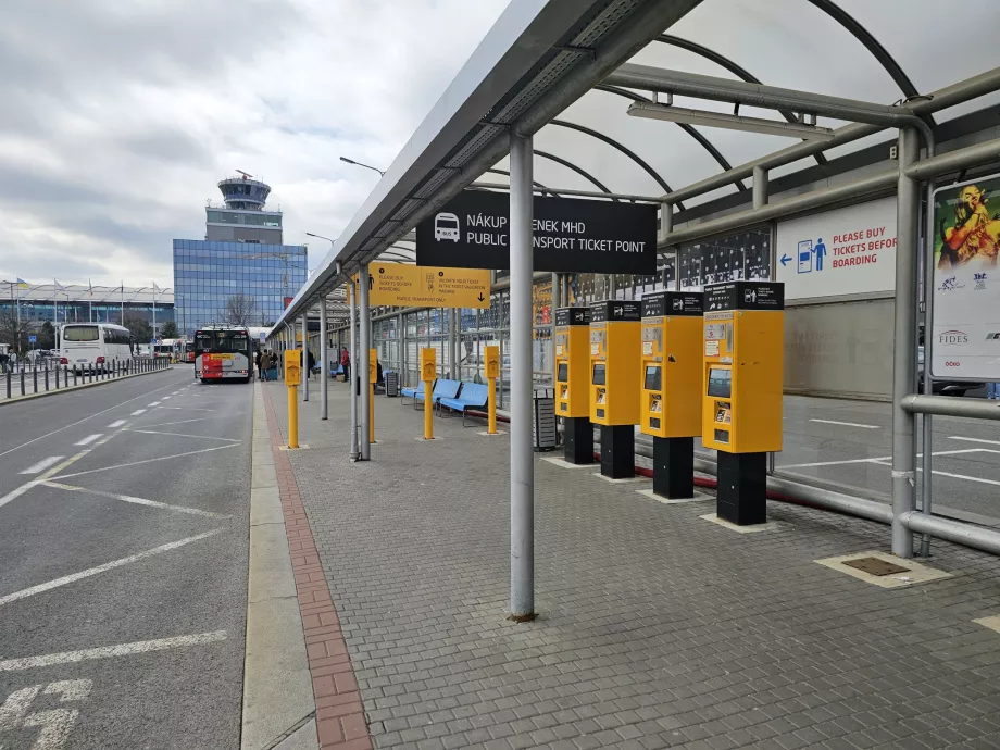 Parada de autobús y trolebús en la Terminal 1