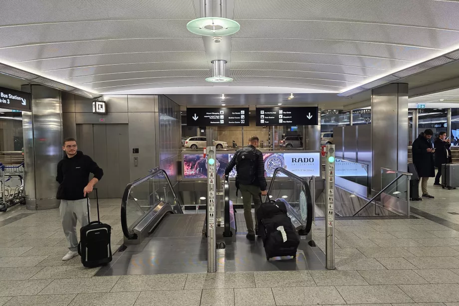 El camino desde los vestíbulos de llegada hasta el tren, el autobús y el tranvía