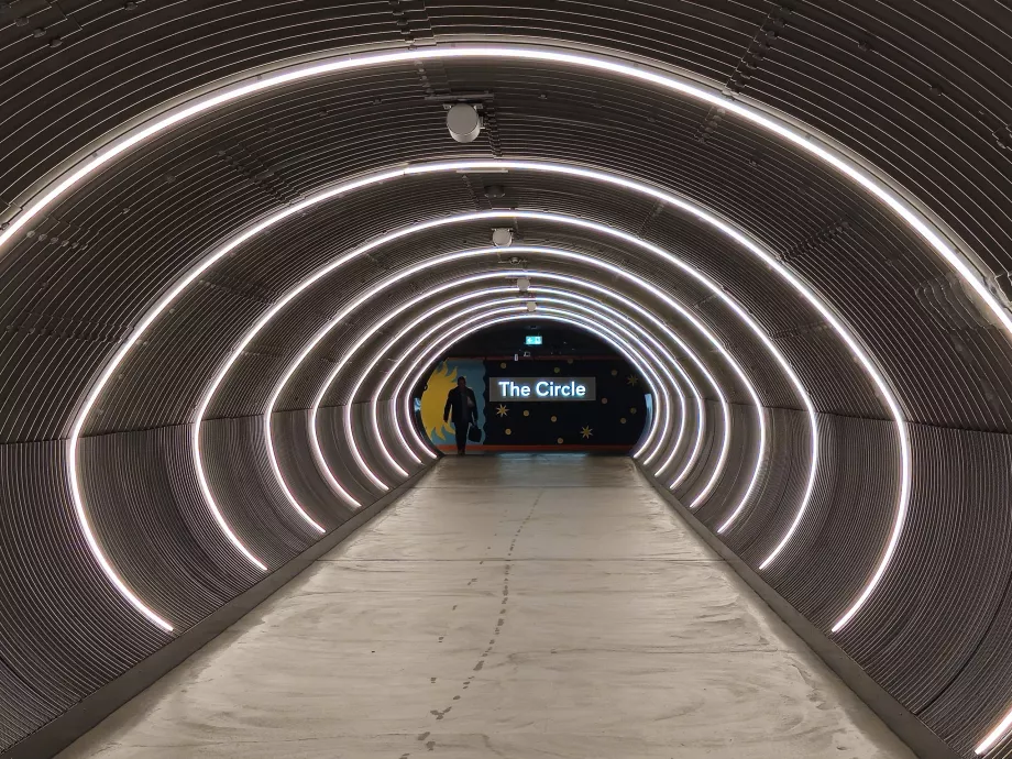 Túnel al centro comercial "The Circle