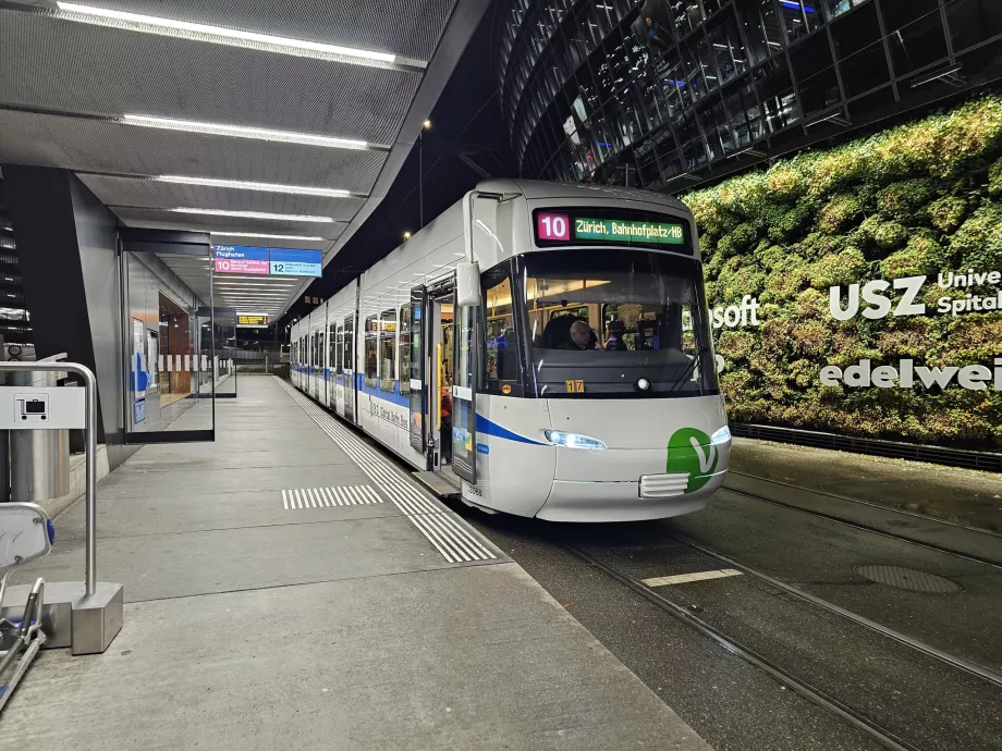 Parada de tranvía en el aeropuerto