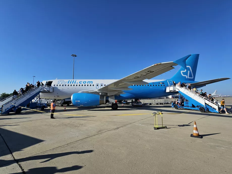 Airbus A320 FlyLili en el aeropuerto de Burgas