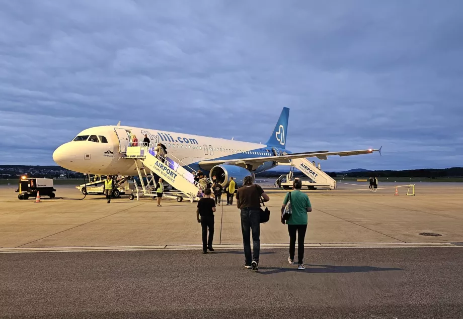 Airbus A320 Fly Lili en el aeropuerto de České Budějovice