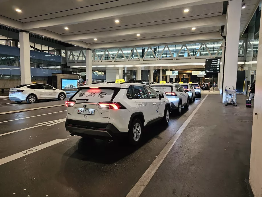 Parada de taxis frente a la sala de llegadas