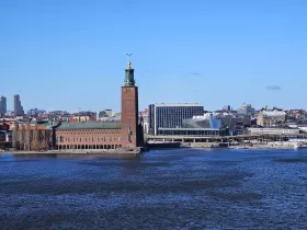 Vista del Ayuntamiento de Estocolmo desde Mariaberget