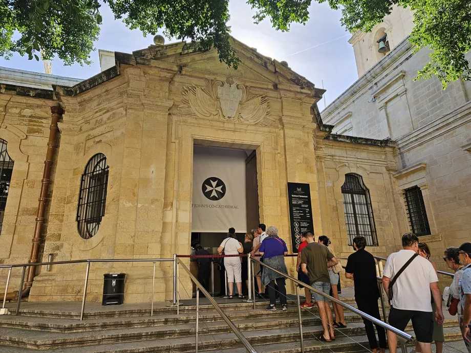 Entrada principal de la Catedral de San Juan