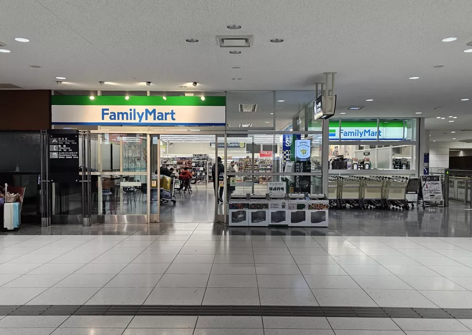 Family Mart junto al andén del tren