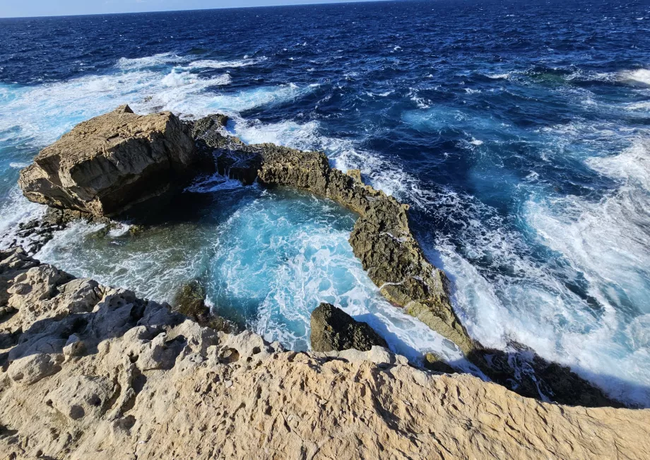 Blue Hole en mar agitado