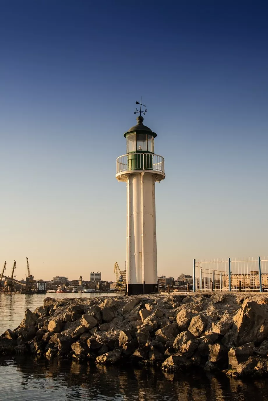 Faro verde y blanco