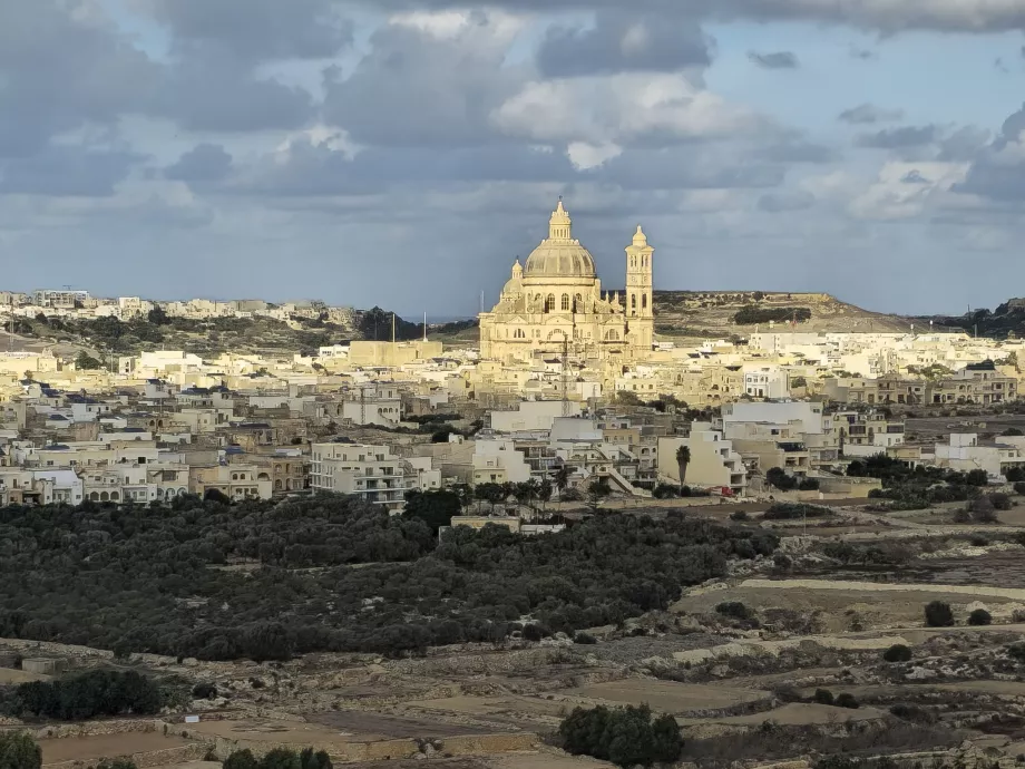 Vista de la rotonda desde la ciudad de Ta'Sannat