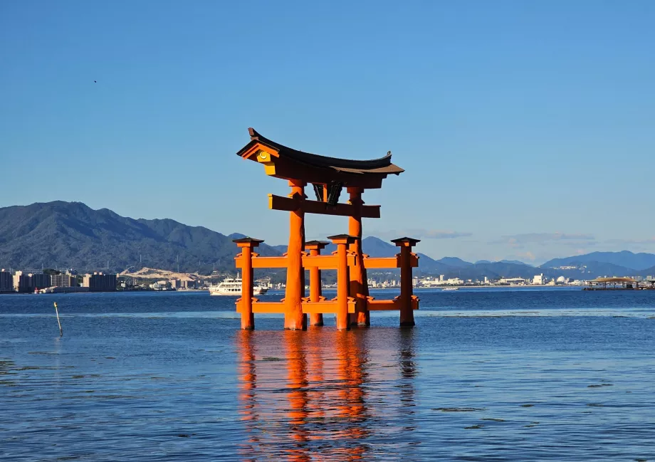 Puerta Torii en marea alta