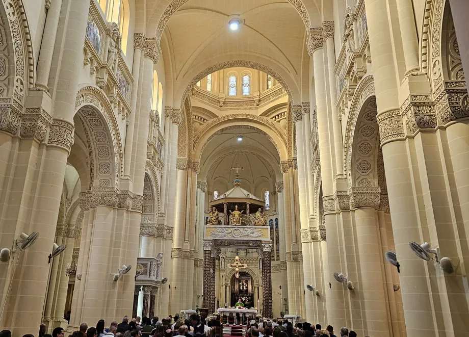 Interior de la basílica de Ta'Pinu