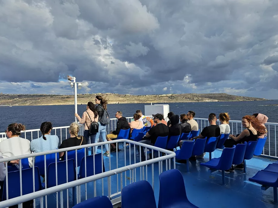 Terraza al aire libre en el transbordador de Gozo