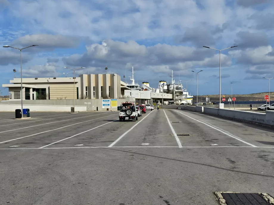 Cambio de vagones en el muelle de Cirkewwa