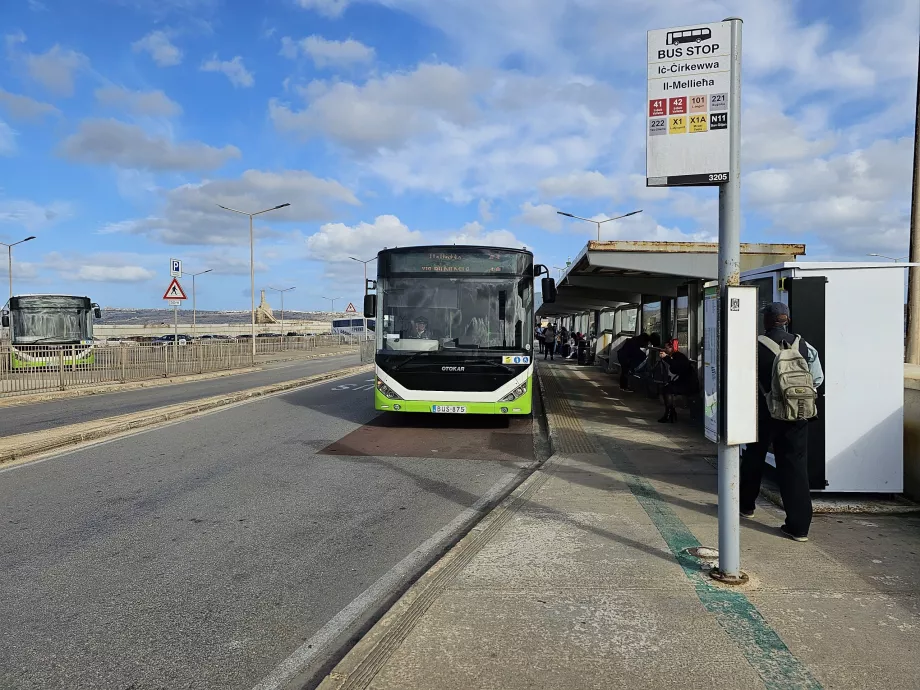 Paradas de autobús en el muelle de Cirkewwa