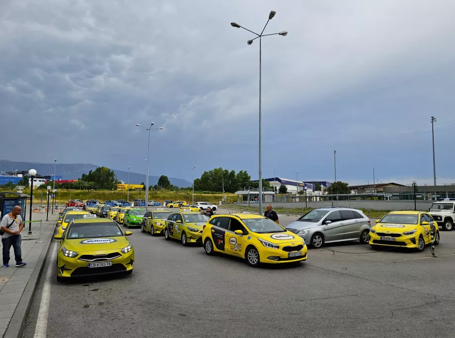 Parada de taxis frente a la Terminal 2