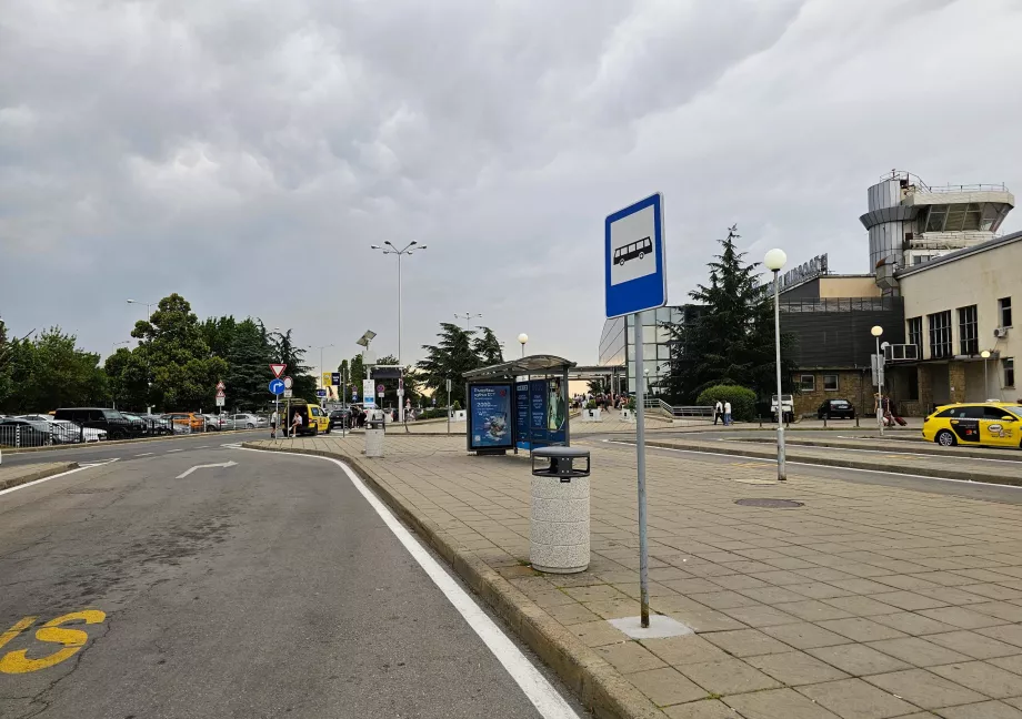 Parada de autobús frente a la Terminal 1