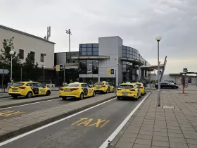 Parada de taxis frente a la Terminal 1