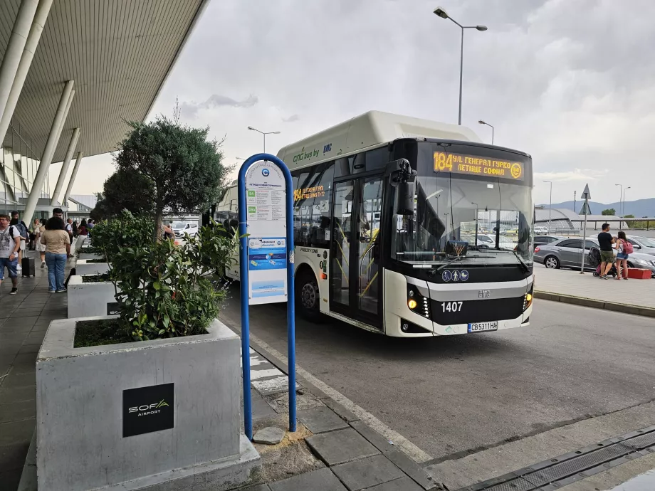 Parada de autobús frente a la Terminal 2