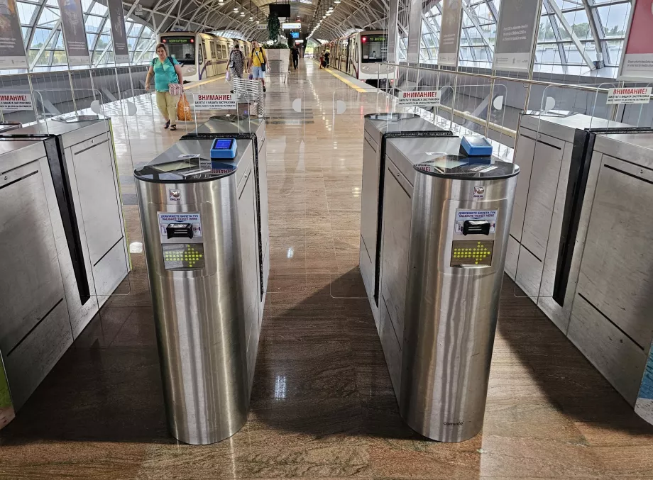 Torniquetes de acceso a los andenes del metro