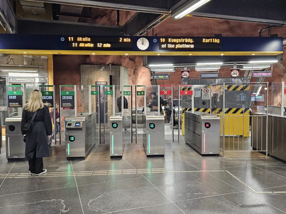 Torniquetes a la entrada del metro