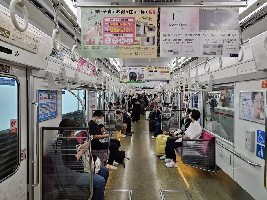 Interior del metro de Osaka