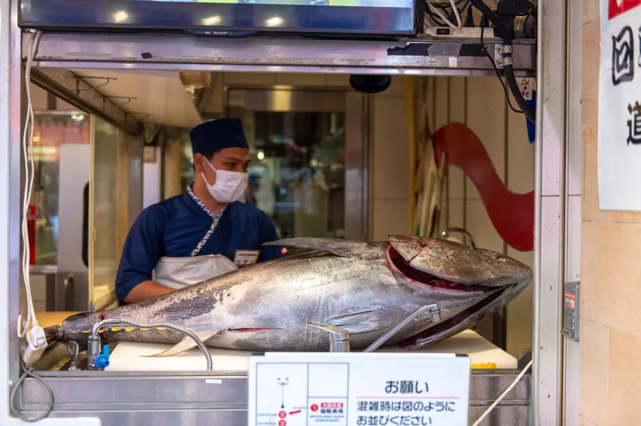 Procesamiento de atún en un restaurante de sushi