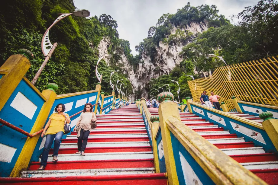 275 escalones hasta las cuevas de Batu