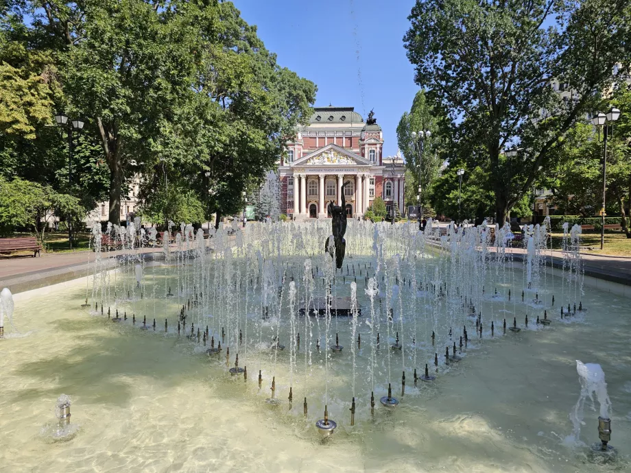 Fuente frente al Teatro Ivan Vazov