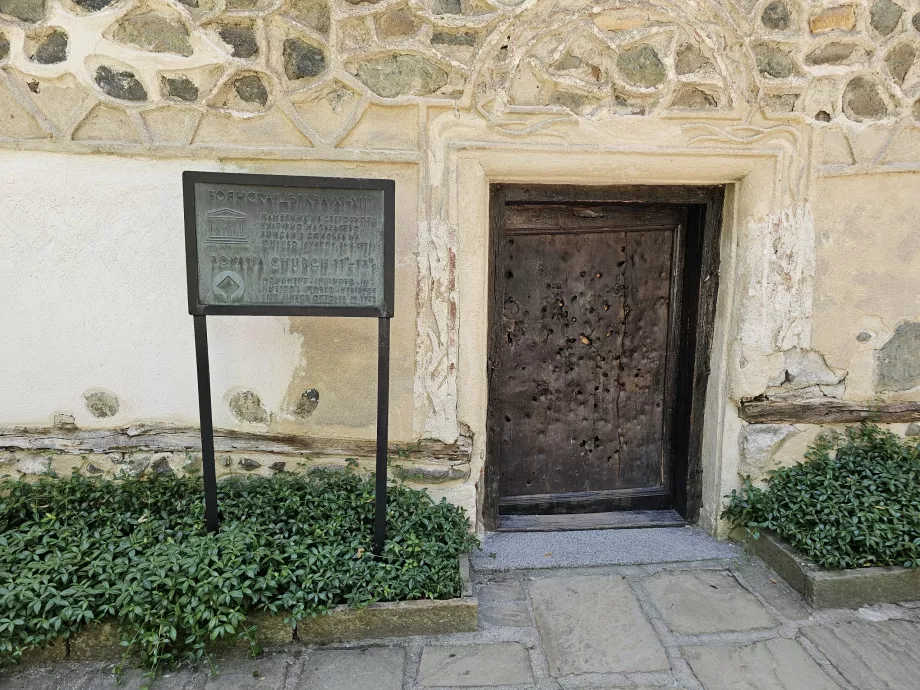 La entrada principal de la iglesia de Bojan