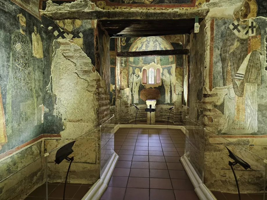 Interior de la iglesia de Bojan