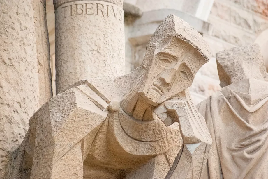 Estatuas en la fachada de la iglesia