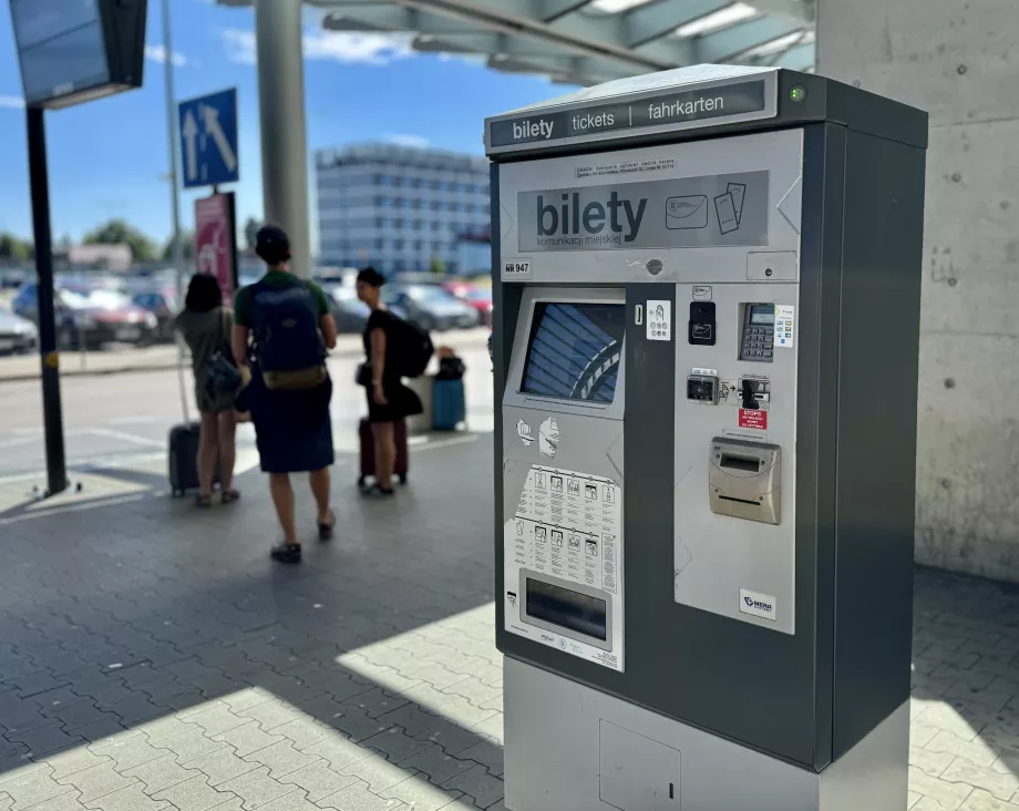 Máquina expendedora de billetes en el aeropuerto