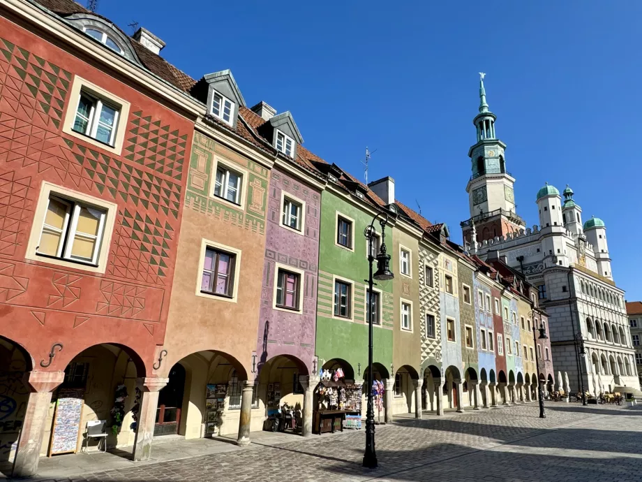 Casas de colores y el Ayuntamiento en la Stary Rynek de Poznan