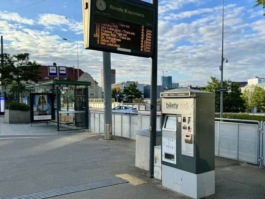 Parada y máquina expendedora de billetes de Rondo Kaponiera