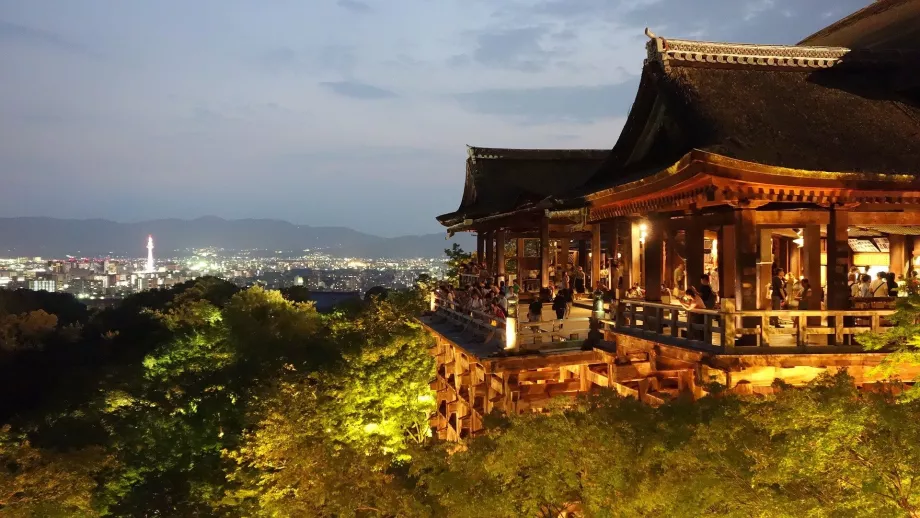 Kiyomizu-dera de noche