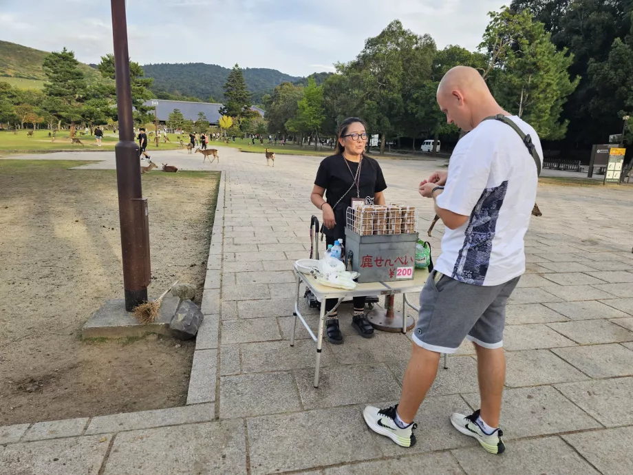 Parque de Nara, venta de comida para ciervos