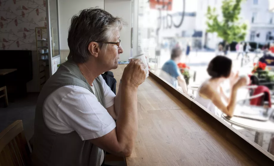 Mujer sueca bebiendo café