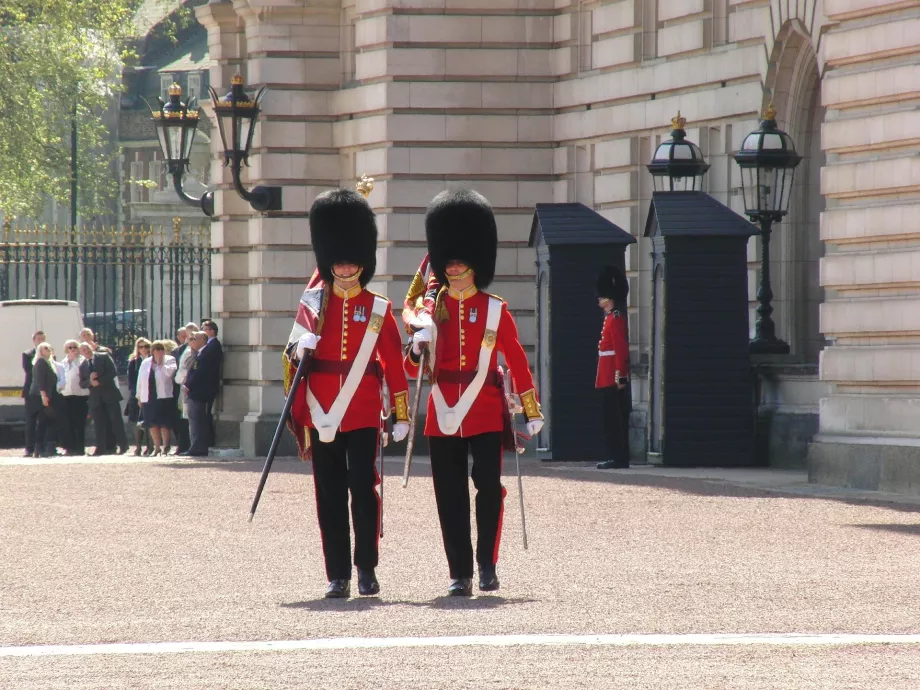 Cambio de guardia en el exterior del palacio