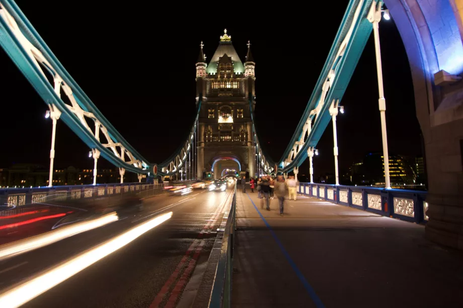 Caminando por el Tower Bridge