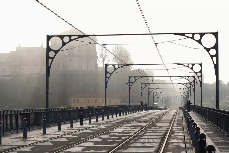 Tablero superior del puente con línea de tranvía