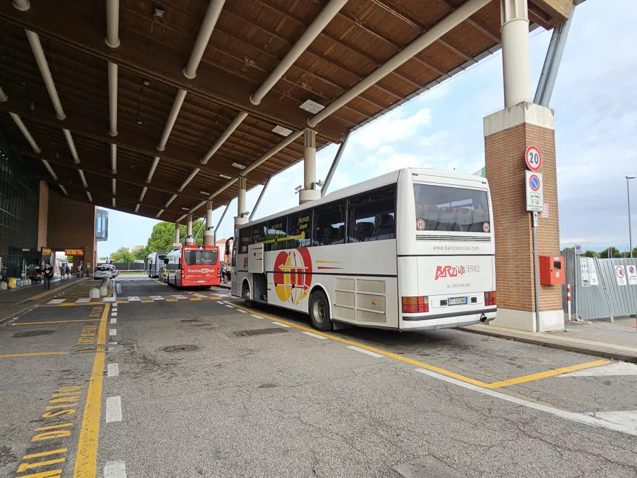 Autobuses a Venecia, Mestre y Treviso AirLink (rojo en el centro)