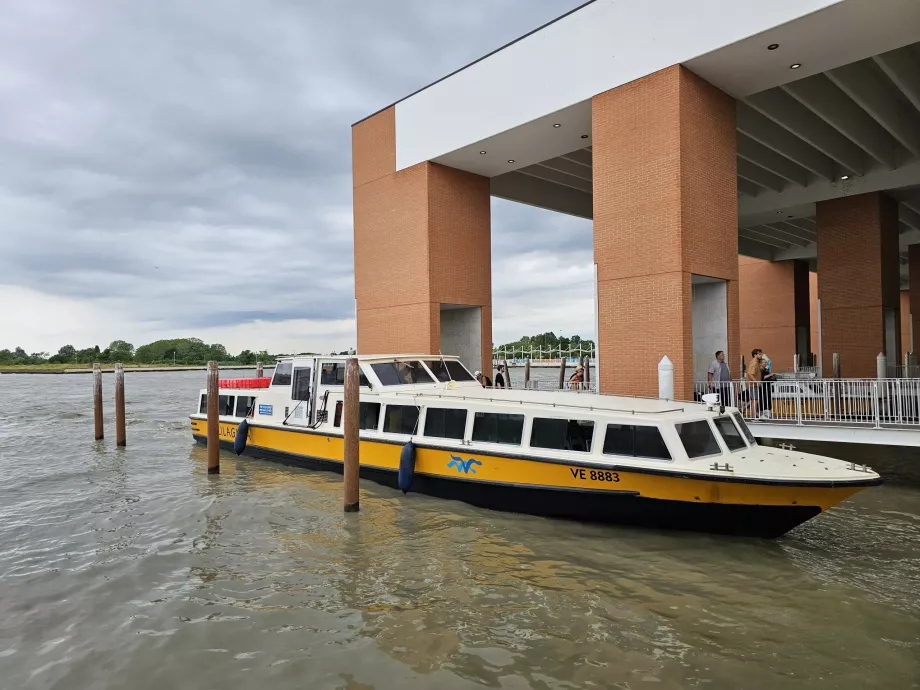 Barco Alilaguna en el aeropuerto